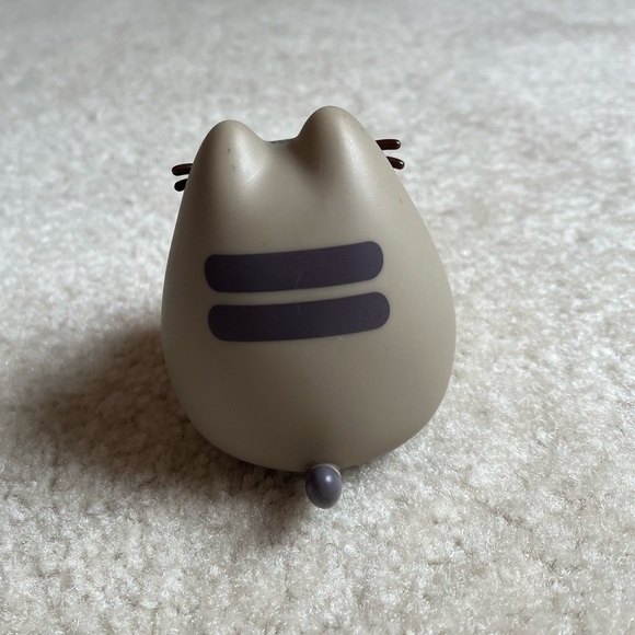 Pusheen 10th Anniversary Donut Figure - Picture 3 of 6